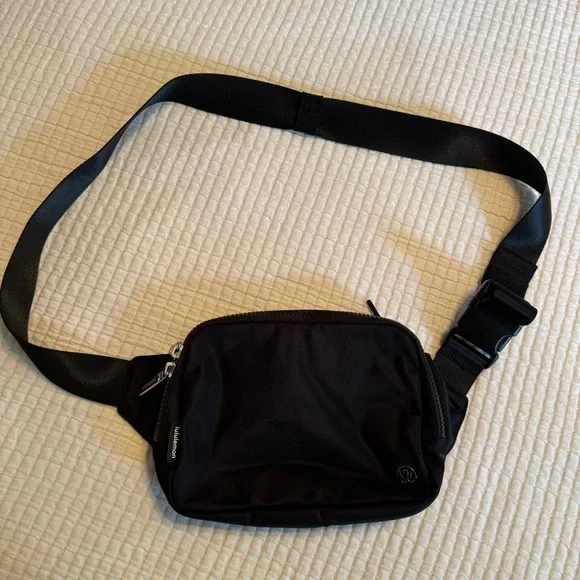 lululemon Everywhere Belt Bag Large 2L - Picture 1 of 10